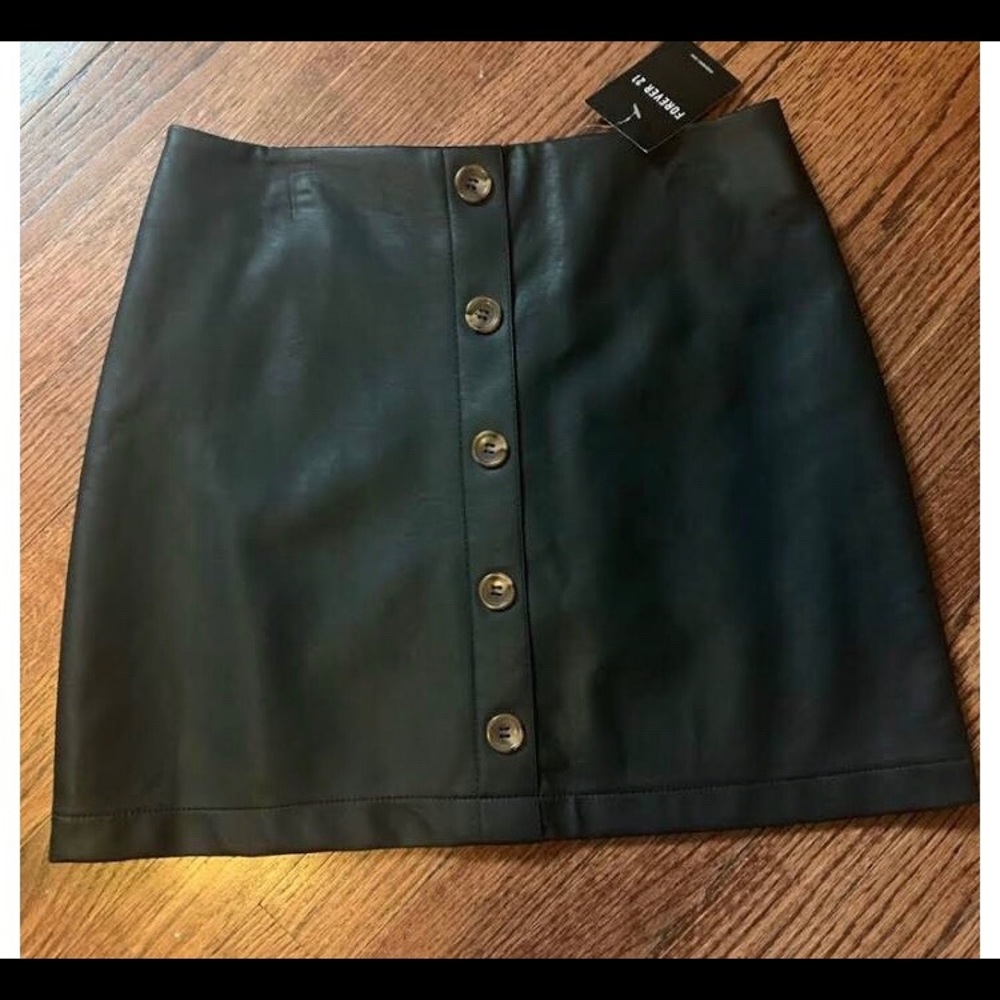 NWOT Forever 21  Black Faux Leather Mini Skirt, size M